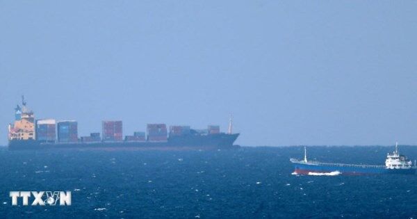 Iran dọa phong tỏa eo biển Hormuz, Mỹ cảnh báo khẩn cấp tàu thuyền