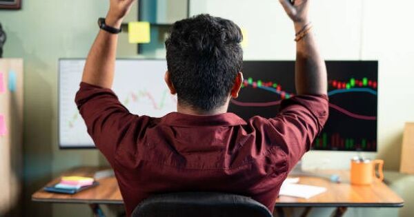 HPG, VNM và nhóm ngân hàng hút tiền cuối phiên, VN-Index hồi phục gần 24 điểm