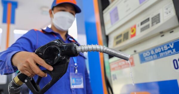 Giá xăng RON 95-III tăng lên 29.120 đồng một lít