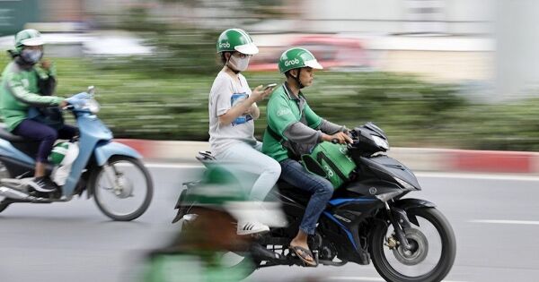 Giá xăng tiến sát mốc 30.000 đồng: Grab, Be ra thông báo ngay trong đêm