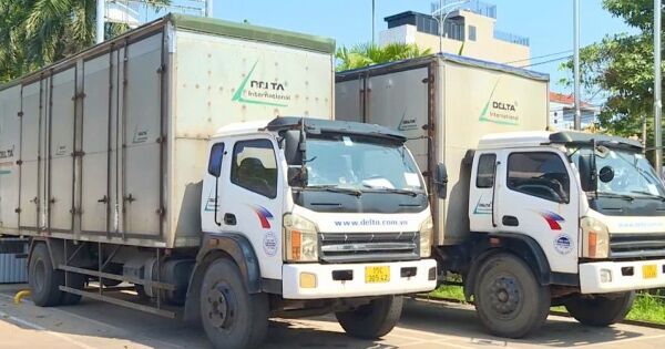 Xăng dầu liên tục tăng giá, cước vận tải nhích lên: Doanh nghiệp buộc phải điều chỉnh giá