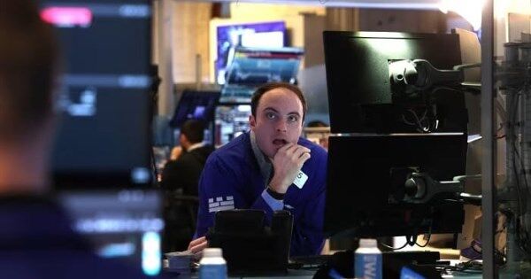 Khối ngoại bán ròng gần 500 tỷ đồng phiên cuối tuần, tâm điểm cổ phiếu dầu khí