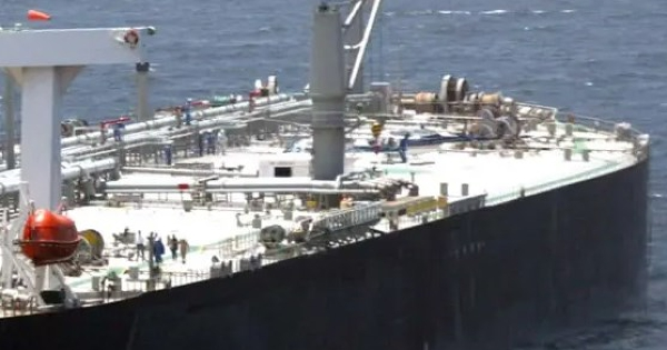 Mỹ tạm thời cho phép mua dầu từ Nga đang mắc kẹt trên biển