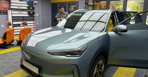 Xe mới mua có nên dùng phim cách nhiệt hãng tặng?