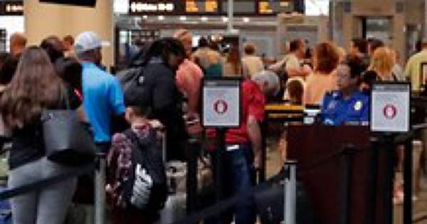 Một số sân bay Mỹ có thể phải đóng cửa, 50.000 nhân viên đứng trước tương lai bất định