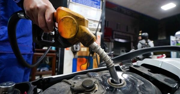 'Cần giảm thuế, phí để ứng phó giá xăng dầu tăng cao'