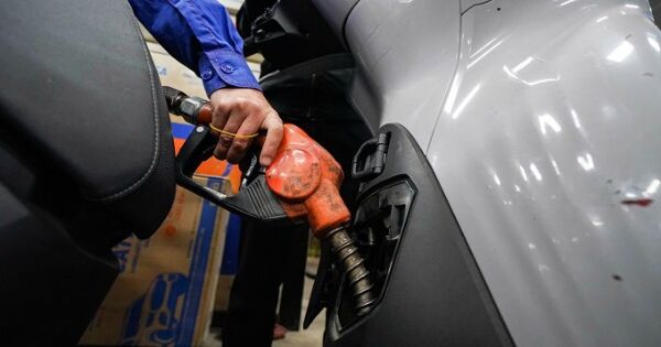 Bộ Chính trị yêu cầu đảm bảo nguồn cung, ổn định giá xăng dầu