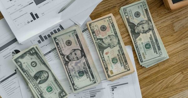 Cách quản lý tiền lương hàng tháng để không 'cháy túi'