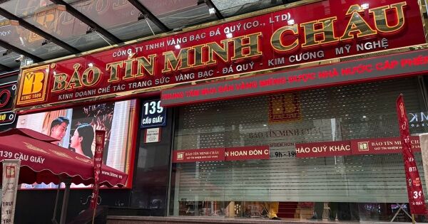 Lực lượng công an xuất hiện tại cửa hàng Bảo Tín Minh Châu