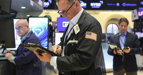 Giá dầu tăng, chứng khoán Mỹ lại quay đầu giảm