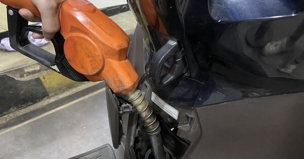 Giá xăng giảm tới gần 6.000 đồng, xuống dưới 25.000 đồng/lít