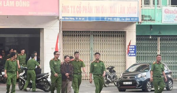 Hàng chục cảnh sát làm việc tại Trung tâm đấu giá tài sản Lâm Đồng