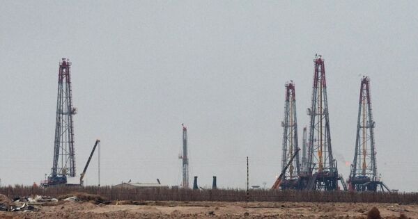 Iraq giảm mạnh sản lượng dầu mỏ vì không thể giao hàng qua eo biển Hormuz