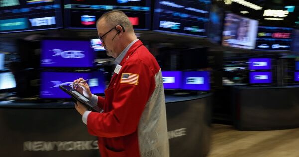 Chứng khoán Mỹ chìm trong sắc đỏ trước nguy cơ xung đột Trung Đông kéo dài