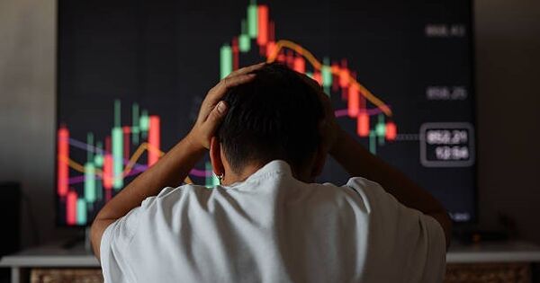 Cổ phiếu chứng khoán lao dốc, VN-Index giảm hơn 40 điểm