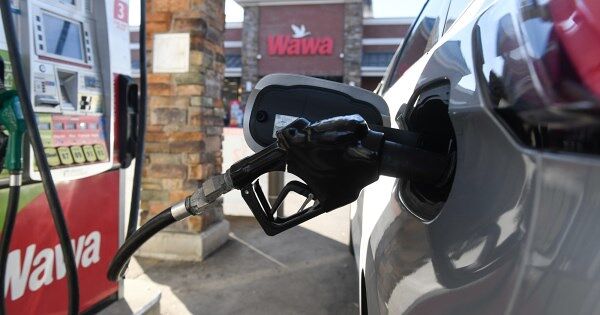 Nhà Trắng cân nhắc loạt biện pháp kìm hãm giá xăng dầu