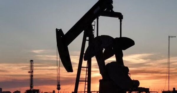 Giá xăng dầu hôm nay 1/4: Đồng loạt giảm nhờ triển vọng Iran đã sẵn sàng chấm dứt xung đột