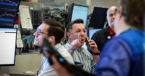 Khối ngoại bán ròng gần 18.000 tỷ đồng trong tháng 3, đâu là tâm điểm?