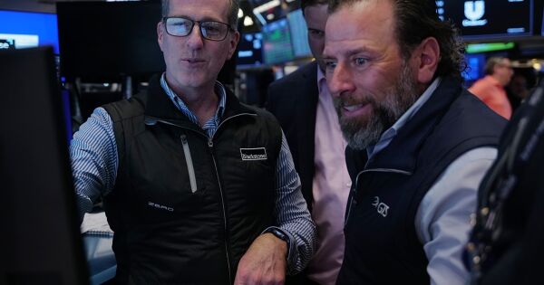 Chứng khoán Mỹ tiếp đà tăng dù giá dầu lại đi lên