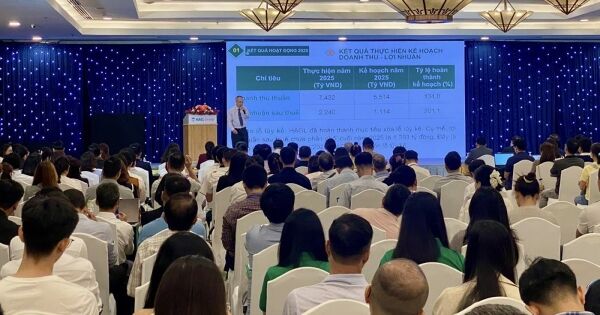 [Live] ĐHĐCĐ HAGL: Bầu Đức tặng cổ đông chuối, xúc xích khi tham dự, ước lợi nhuận quý I khoảng 1.280 tỷ đồng