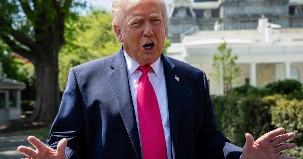 Ông Trump gia hạn lệnh ngừng bắn với Iran, duy trì lệnh phong tỏa Hormuz