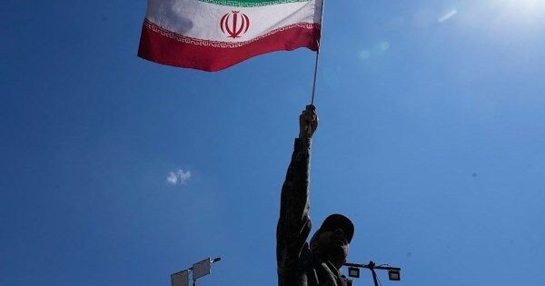 Giới chức Iran chia rẽ: Người lo Mỹ 'tấn công bất ngờ', người nêu điều kiện nối lại đàm phán