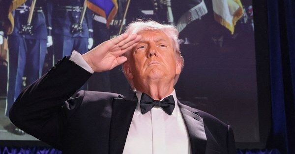 Ông Trump được sơ tán sau vụ nổ súng gần bữa tiệc tối