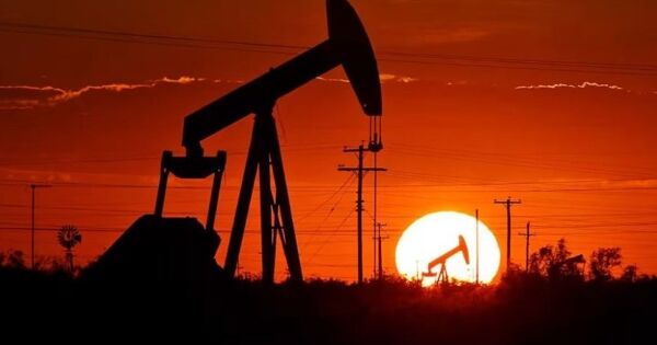Giá xăng dầu hôm nay 29/4: Ông Trump không hài lòng với đề xuất của Iran về mở cửa eo biển Hormuz, UAE rời OPEC