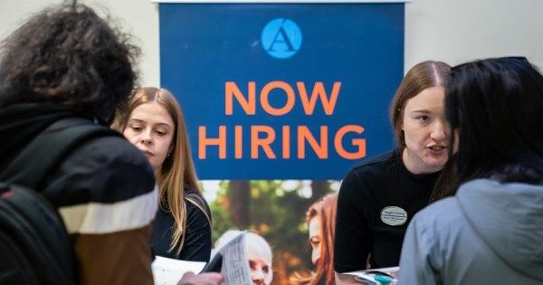 Mỹ có thêm 178.000 việc làm trong tháng 3, vượt xa dự báo