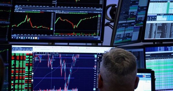 Khối ngoại bán ròng hơn 1.100 tỷ đồng, VHM và VIC dẫn đầu