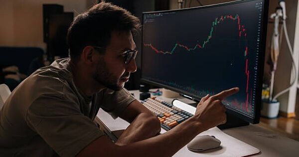 VIC, VHM, VRE đồng loạt giảm sàn, VN-Index mất gần 30 điểm