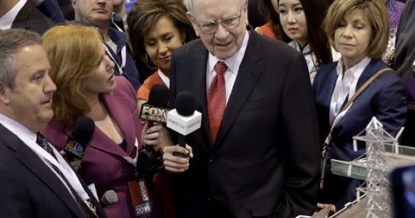 Đại hội cổ đông 2026 Berkshire Hathaway: Warren Buffett cảnh báo tâm lý 'đánh bạc' của thị trường